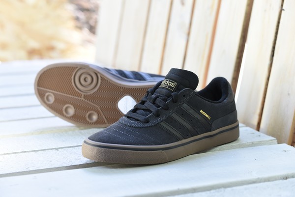 tenis adidas negro con dorado